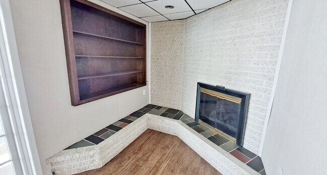 Building Photo - 3 Bed / 1-1/2 Bath Single Family Home w/2-car garage