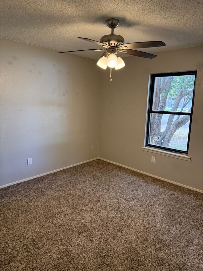 Building Photo - Updated 3-2-2 in Northwest Lubbock Near TC...