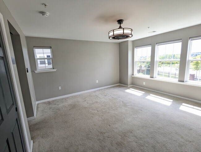 Building Photo - Two Level END UNIT condo in East of Market...