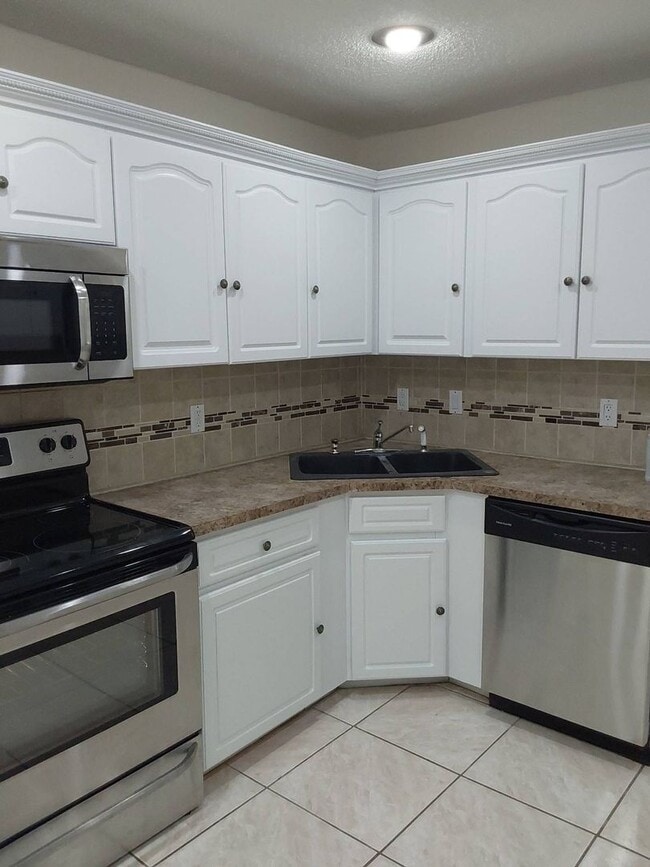 Building Photo - Beautiful 3 Bedroom + Den, 2 Bathroom Home...