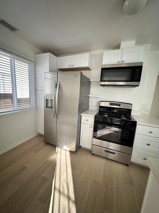 Kitchen - 4160 W 167th St