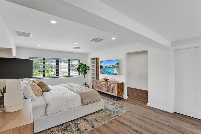 Building Photo - 5501 NE 18th Terrace