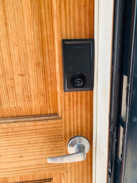 Self check-in with smartlock - 2227 10th St NW