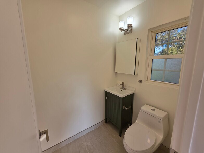 Building Photo - 2913 W Riverside Dr