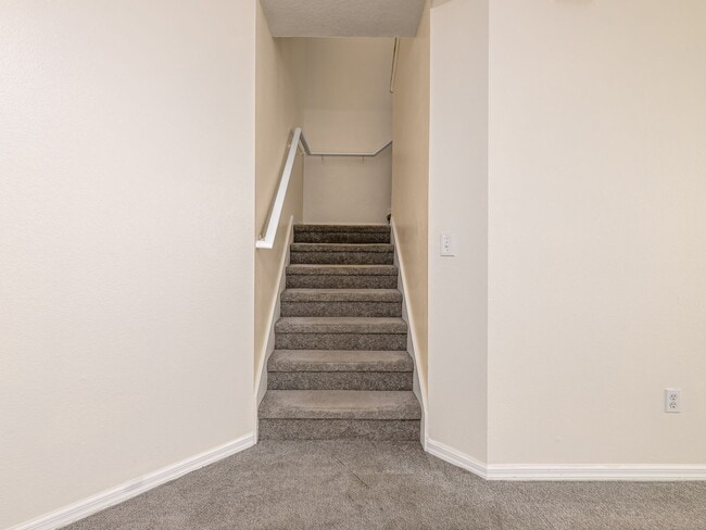 Building Photo - Riverview Townhome
