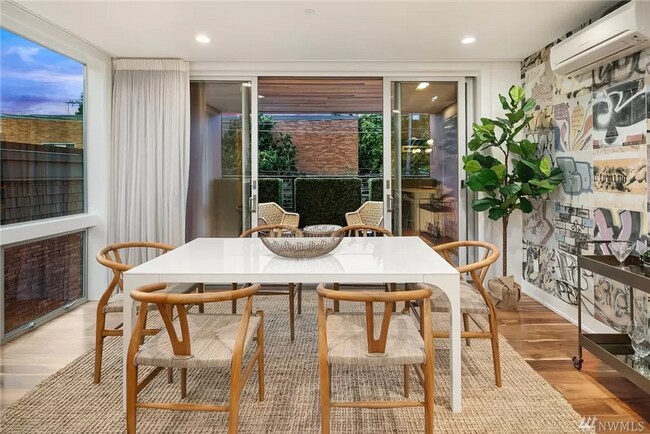 Building Photo - Stunning 2 Bed 3 Bath Home in Queen Anne
