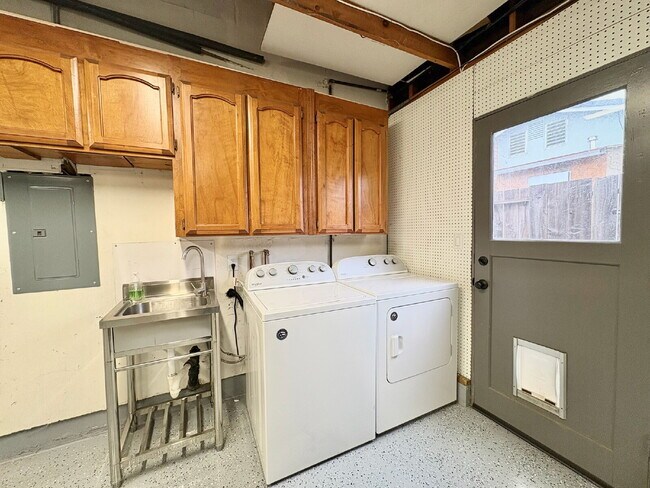 Building Photo - Spacious 3 Bedroom Gilroy Home with AC  & Attached Garage