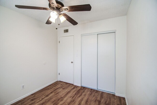 Building Photo - Charming 3 bedroom Townhome near MCC & Med...