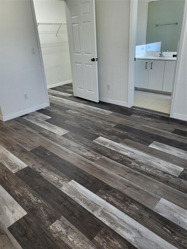 Building Photo - 2040 SE Avon Park Dr