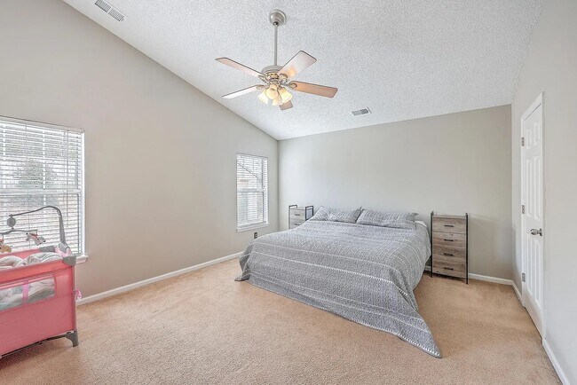 Building Photo - Spacious Living in Goose Creek