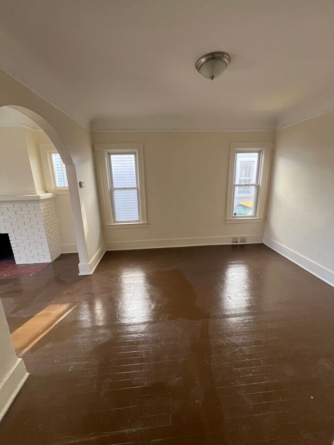 Building Photo - Cozy Westside Family Flat - Upper and Lower Units Available !