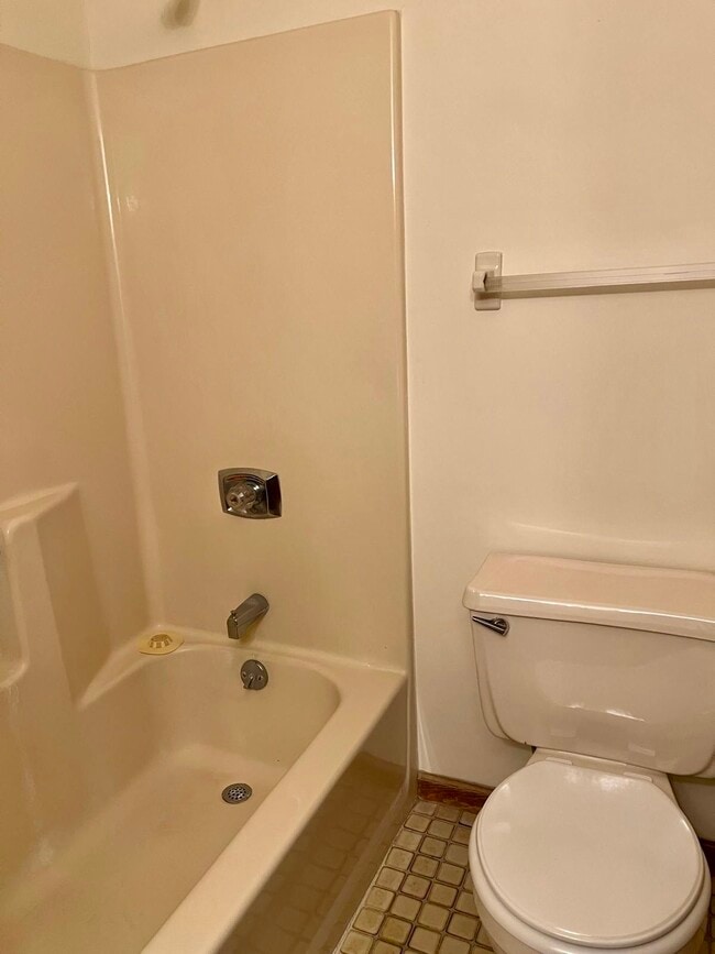 Building Photo - 649 Middle Tpke E