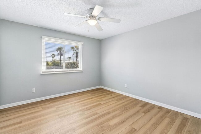 Building Photo - Adorable Beach Townhouse Close to Downtown
