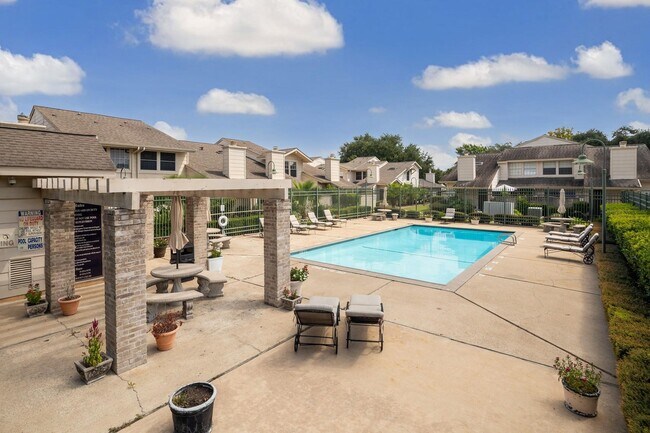 Building Photo - 13020 Leader St