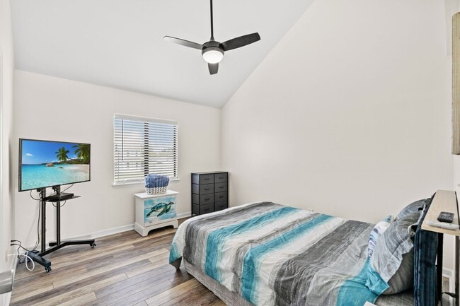 Building Photo - Fully furnished condo minutes from the beach!