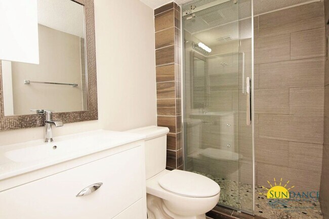 Building Photo - Gorgeous 2 Bedroom Condo At Finisterra!