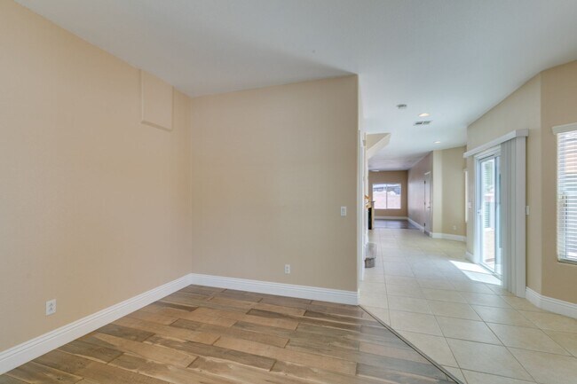 Building Photo - Spacious & Beautiful 3-Bedroom Home in Gat...