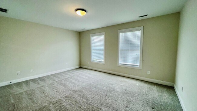 Building Photo - 4 bedroom 2.5 bathroom townhome located in Beaumont Park Townhome