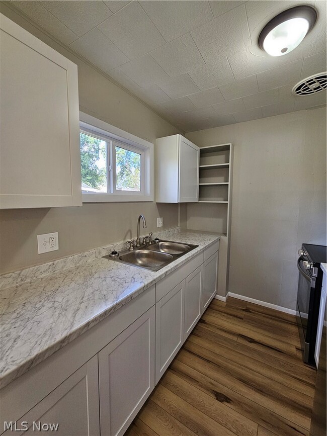 Building Photo - 1859 Sheffield Dr