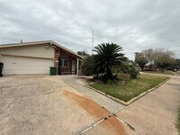 Building Photo - 822 Hidden Valley Dr