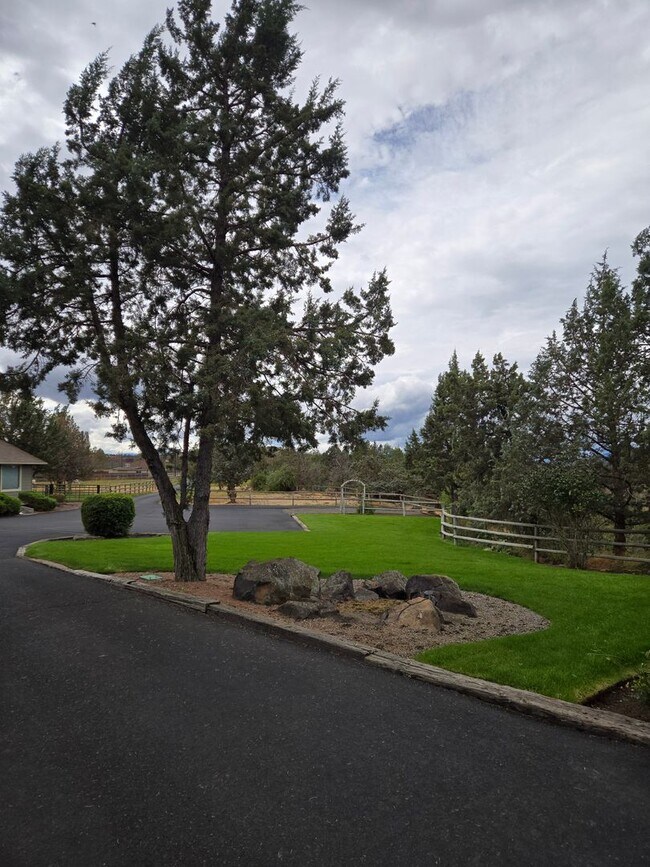 Building Photo - Stunning Views, Executive Home in Equestrian Meadows Redmond