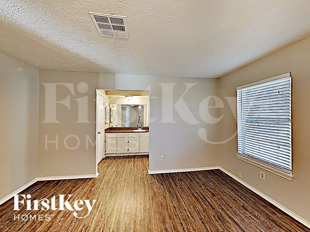 Building Photo - 6803 Stiller Dr