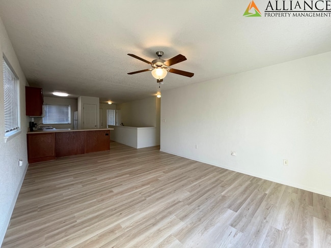 Building Photo - West Side Townhome!