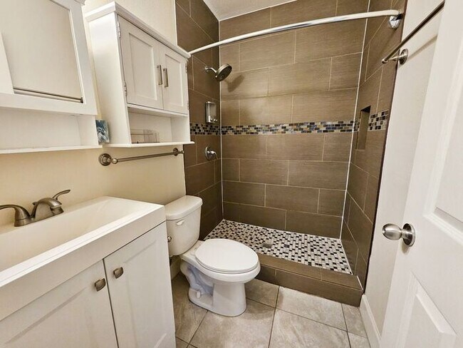 Building Photo - New Listing!