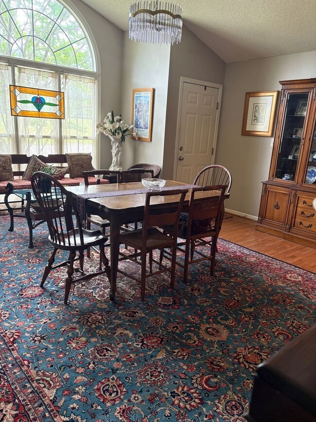 Building Photo - Large, private home in Rivercliff