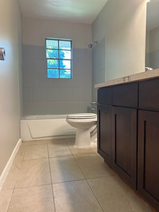 Building Photo - 4 Bed 2 Bath in Decatur!
