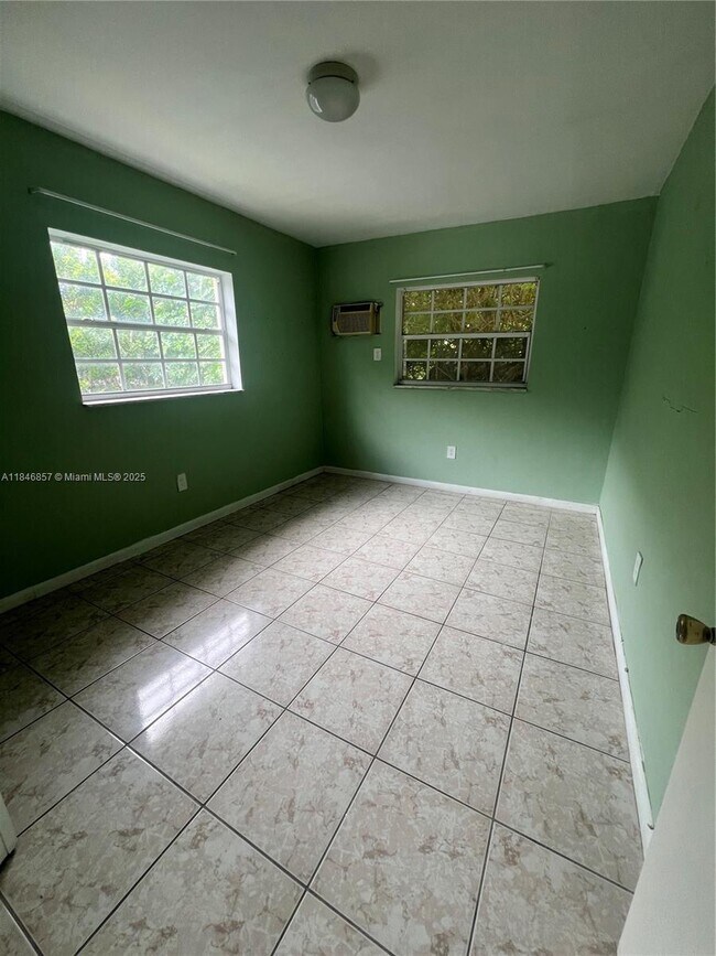 Building Photo - 608 SW 15th Ave
