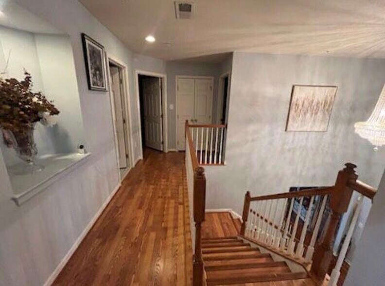 Building Photo - 1611 Kings Valley Dr