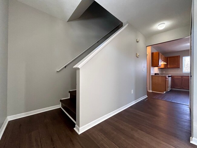 Building Photo - 3 Bedroom Home in Forest Hills Schools!