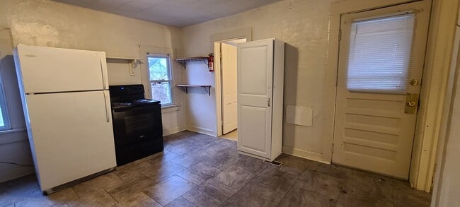 Building Photo - 208 E Grimes Ln