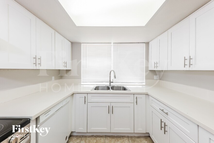 Building Photo - 3816 W Northern Ave