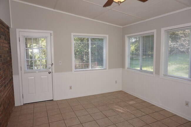 Building Photo - Spacious 5 bed 3 bath home located in Marietta