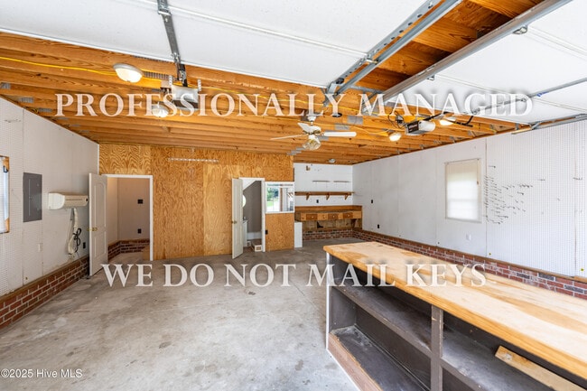 Building Photo - 205 Simbelyn Dr