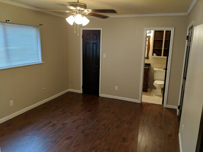 Building Photo - Awesome 4 bed/ 2 bath home located just of...