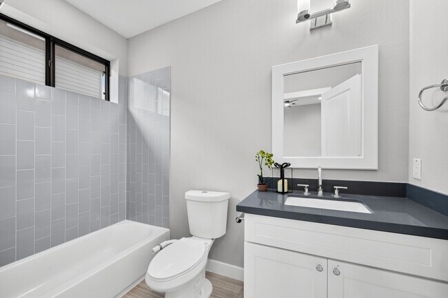 Building Photo - 717 Morris St