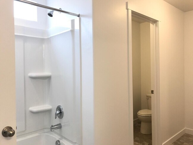 Building Photo - Spacious 4 BR Home with POOL and Clubhouse...