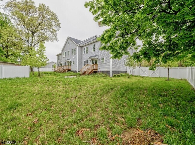 Building Photo - 8 Travers Ave