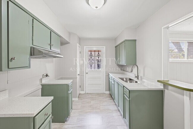 Building Photo - DON'T MISS OUT ON THIS BERCLAIR BEAUTY!!!!!!! Section 8 Welcomed !!!!