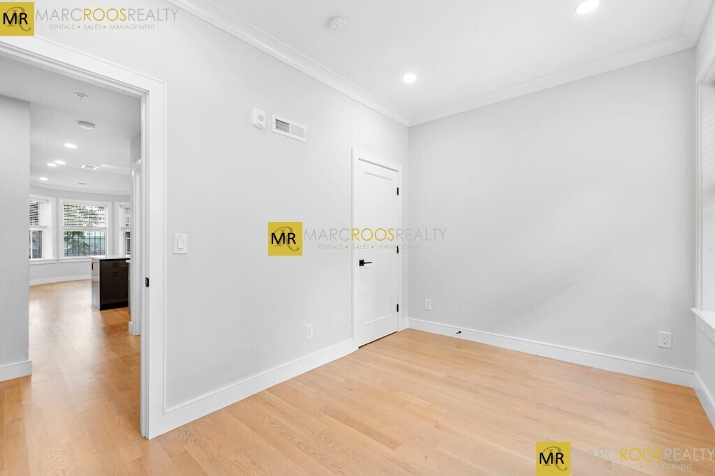 Building Photo - 535 Newbury St