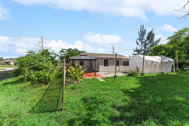 Building Photo - 480 SW Lakehurst Dr