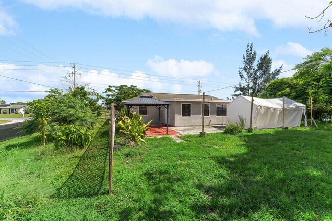 Building Photo - 480 SW Lakehurst Dr