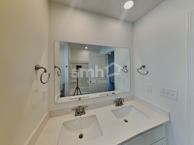 Building Photo - 998 Heritage Blvd