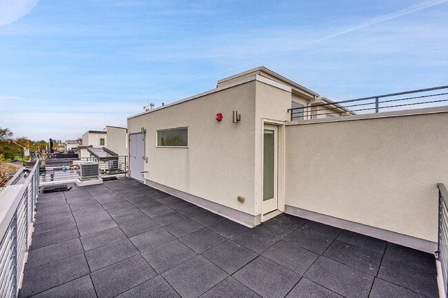 Building Photo - $3,495 = 2 Bed, 2 Bath Townhome in Denver ...