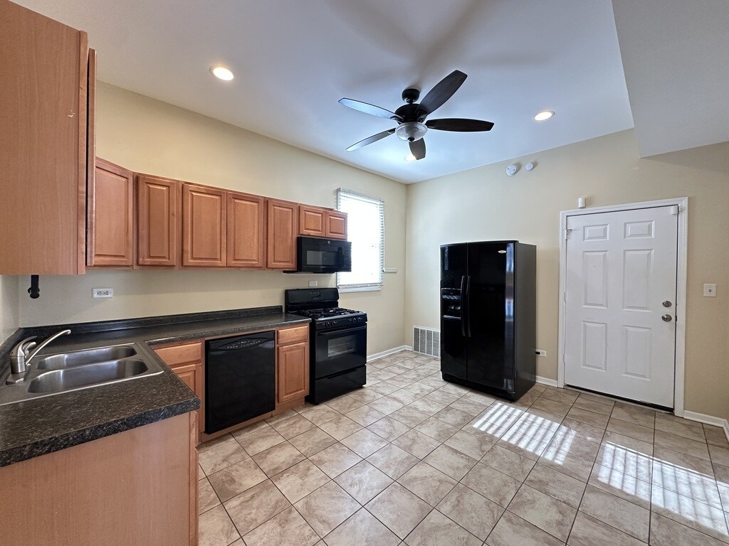 Building Photo - 2020 N Hamlin Ave