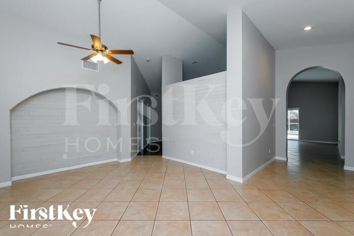 Building Photo - 9336 Sunnyoak Dr
