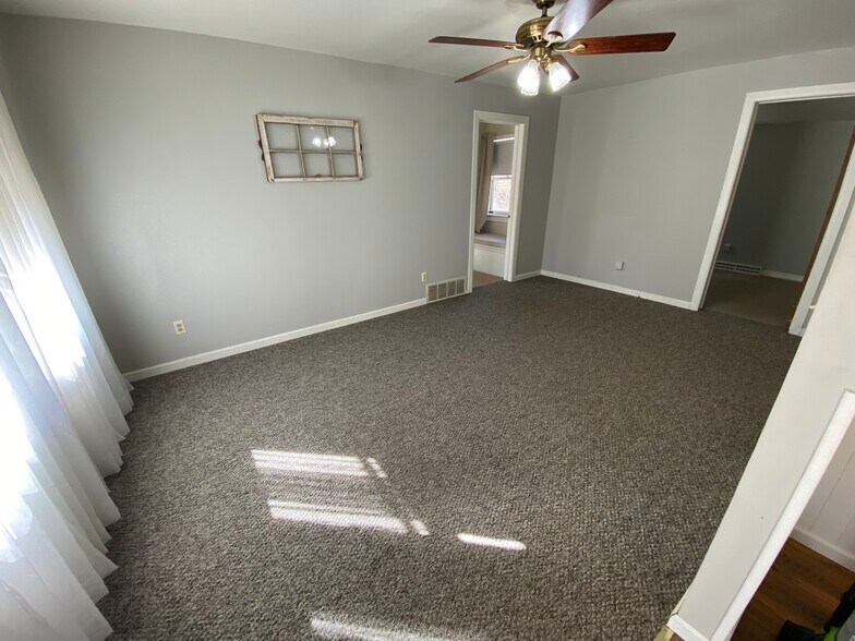 Living room - 7012 W 138th Ln